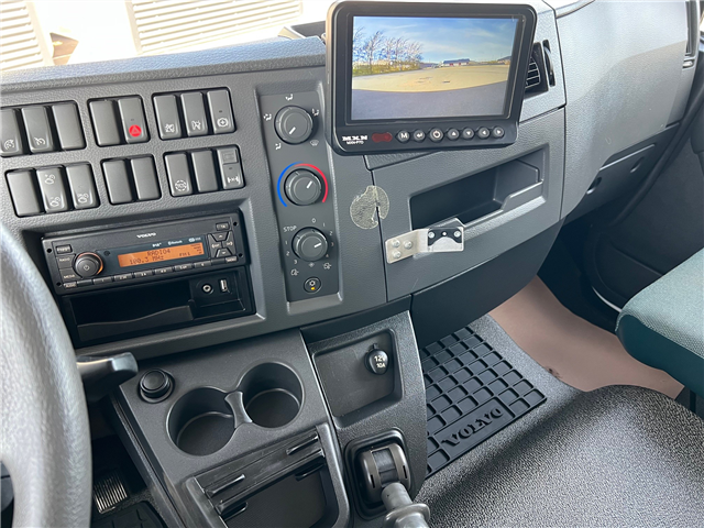 Volvo FL210 lad med skydepresning og stor lift