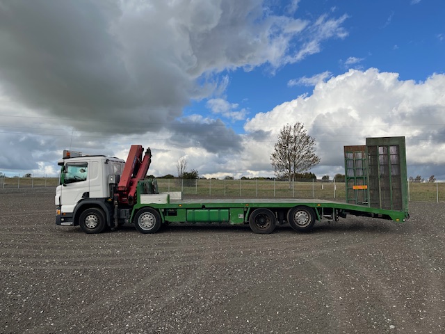 Scania P450 8X2*6 Knæklad + Kran HMF1820 – Machinetransporter