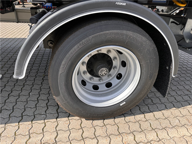 Kässbohrer Tridec, Dhollandia lift Boxtrailer