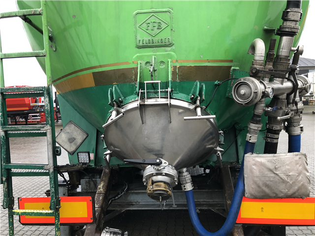 Feldbinder Silotrailer m. tip