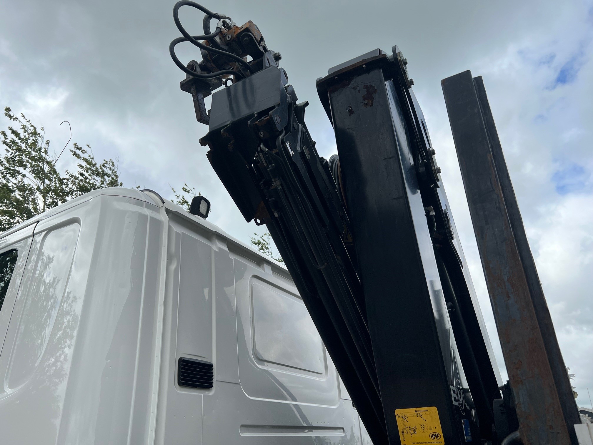 Scania P280 med HMF 1720 kran