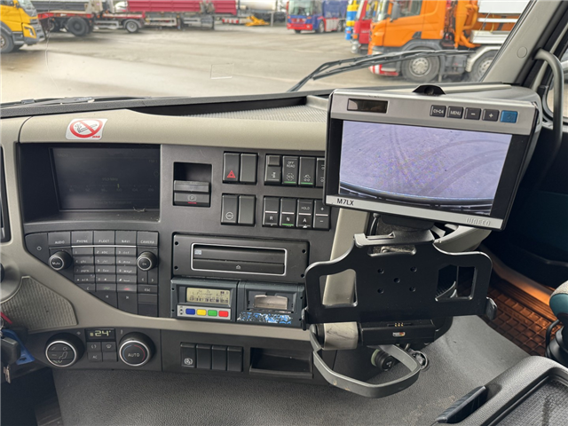 Volvo FM330 6x2*4 Carrier Supra 1250 Mt 9,9m (defekt kølemaskine)