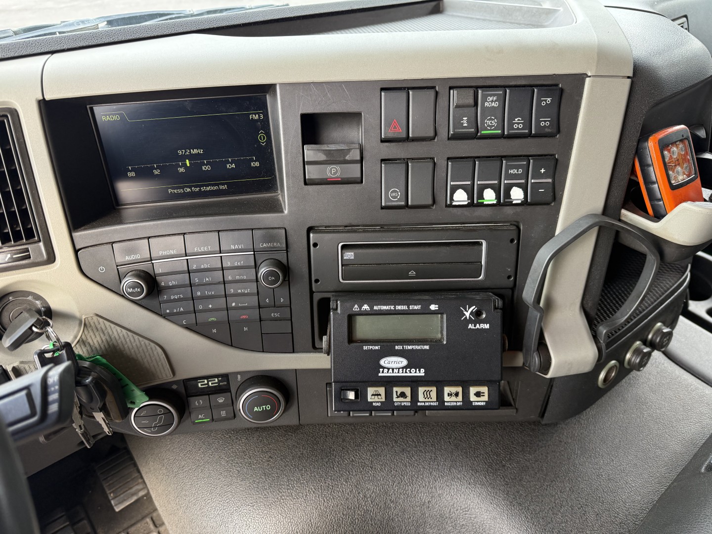 Volvo FM330 6x2*4 Carrier Supra 1050 Nordic