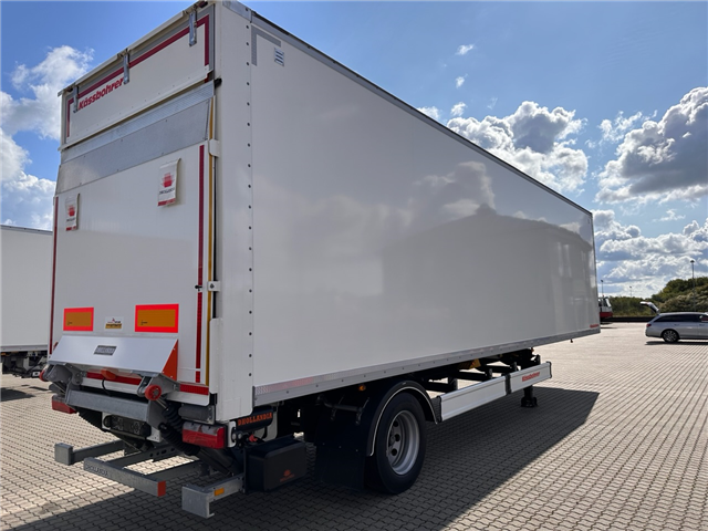 Kässbohrer Tridec, Dhollandia lift Boxtrailer