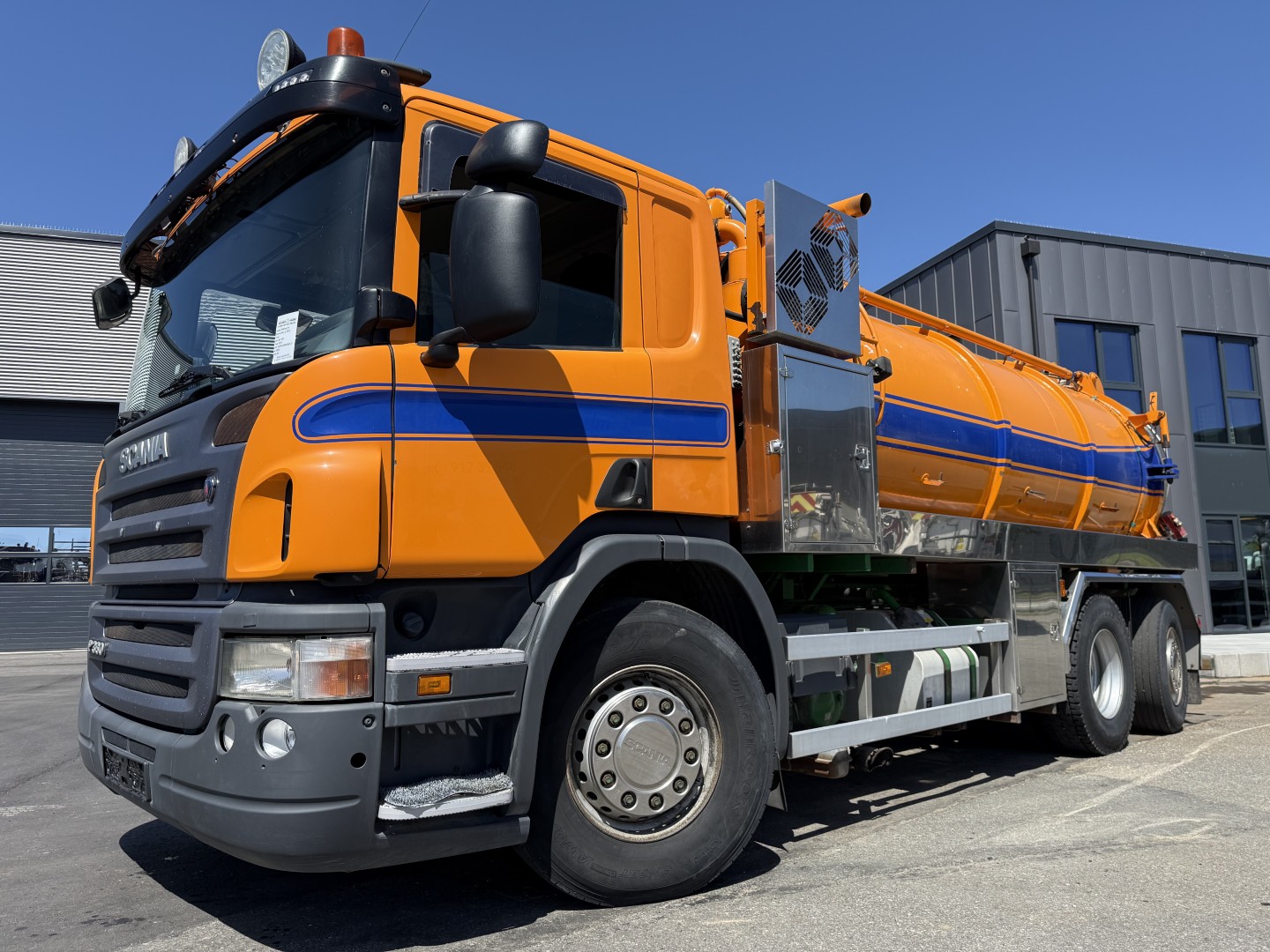 Scania P360 6x2*4 12.500 l. Korp & Son Slamsuger