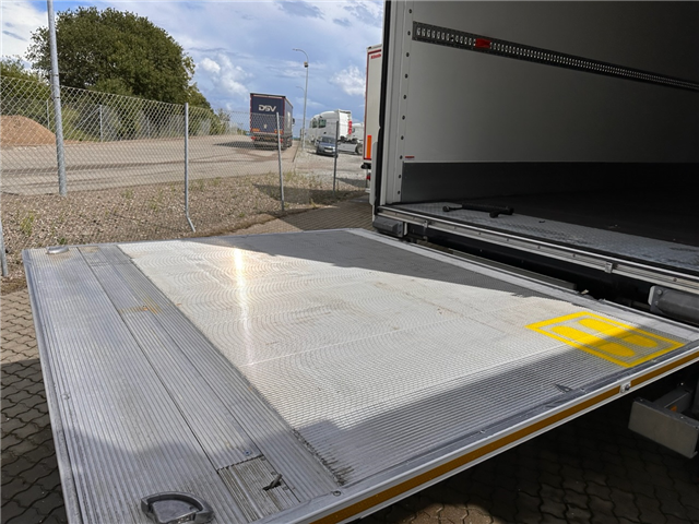 Kässbohrer Tridec, Dhollandia lift Boxtrailer