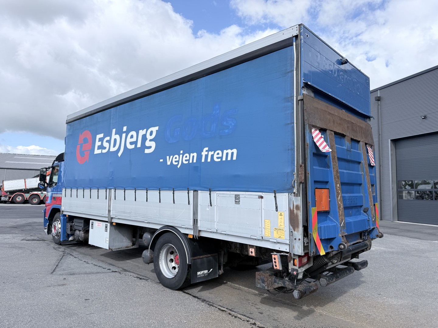 Volvo FM 330 7,7 m 4x2 Fragtlad & lift